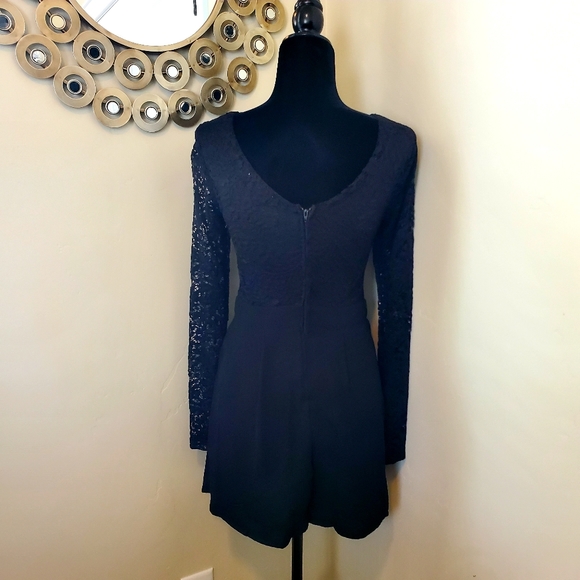 ๐3 for $35๐ Like new, Lace Romper, Small - Picture 6 of 6